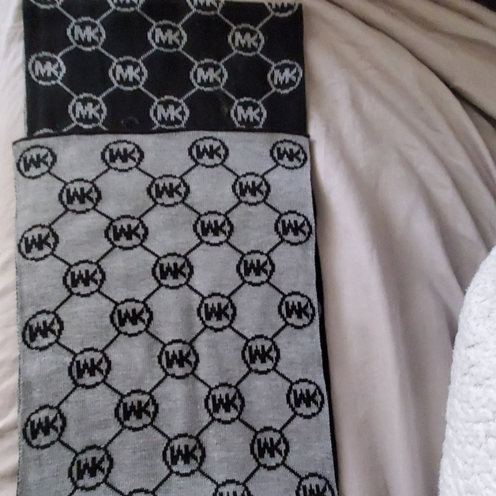 Michael Kors Scarf Blk/Wht - Picture 4 of 4